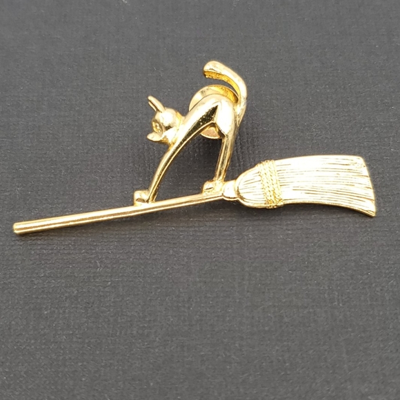 Vintage Gold Cat on a Broomstick Tie Tack Pin - Picture 3 of 5